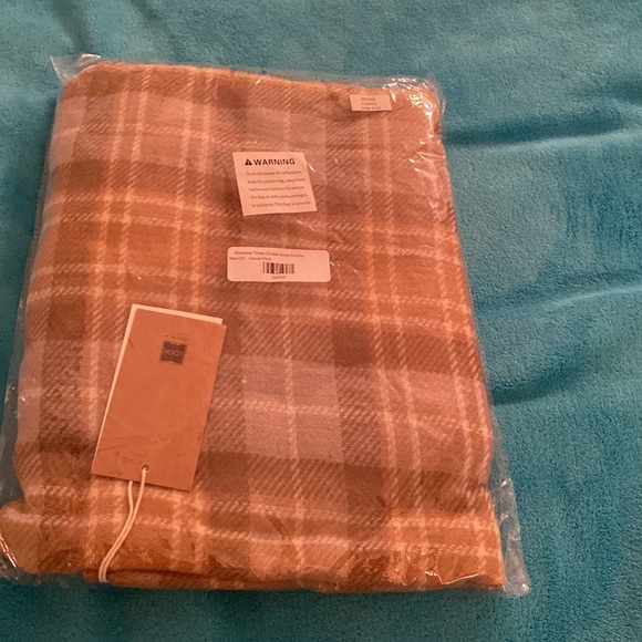 Brand new in packaging Tuckernuck Telnet Double Sided Poncho - Picture 3 of 5